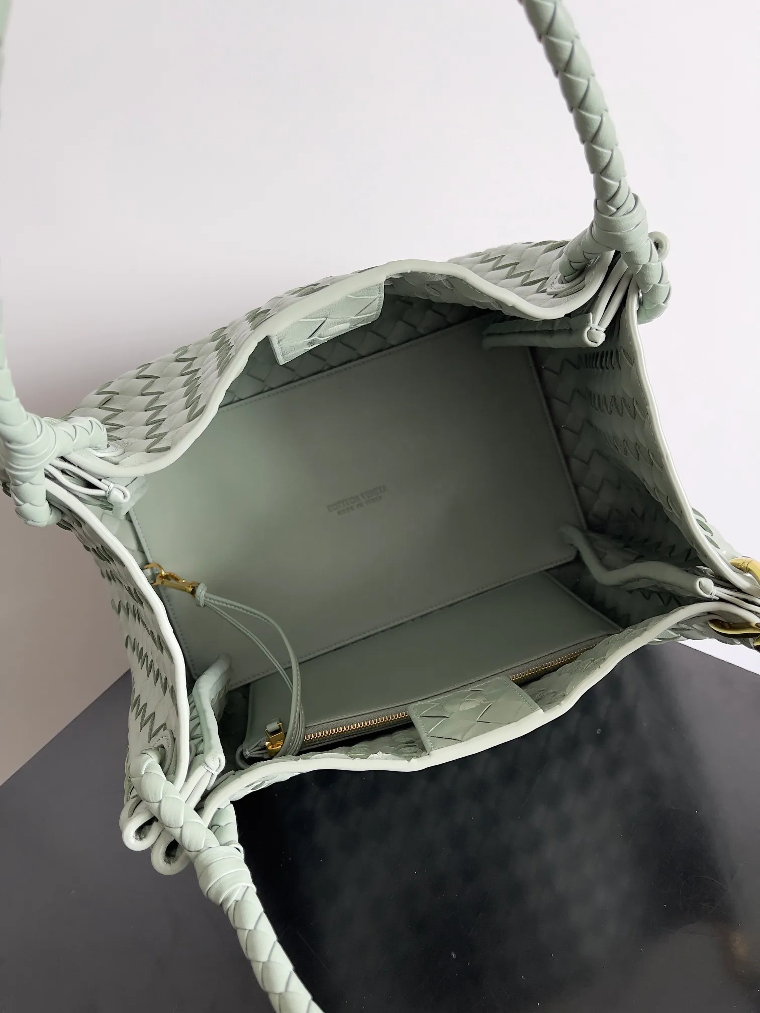 Batch 2660 24 early autumn new model Andiamo Parachute is made of a whole piece of woven leather. It is processed by folding stitching at the four corners. # Craftsmanship and creativity. The large size is atmospheric and practical. One of the must-selects for BV. It has a large space, can hold a computer, the shoulder strap is thick, and the upper shoulder is very comfortable. The large parachute can be carried on the body and can be carried on the body. The upper body is versatile and cute☺️ Style number: 796571 Size: 30*26*20cm